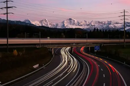 Korzystanie z autostrad w Szwajcarii i zalety winiety cyfrowej